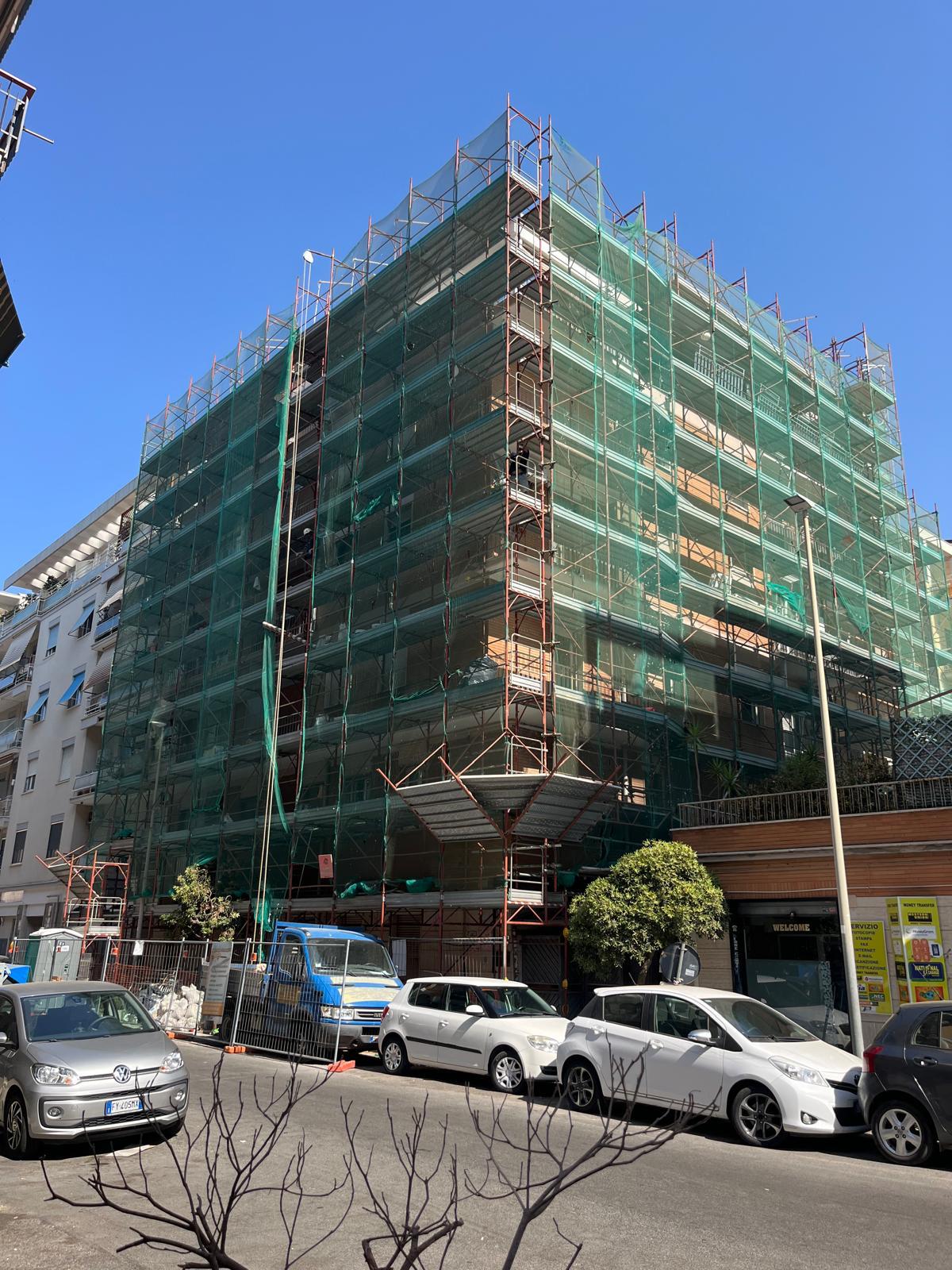 Ponteggio allestito su edificio condominiale